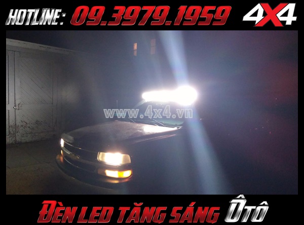 Picture: Xe bán tải và xe ô tô gắn đèn led bar để trợ sáng khi đi đường vào ban đêm